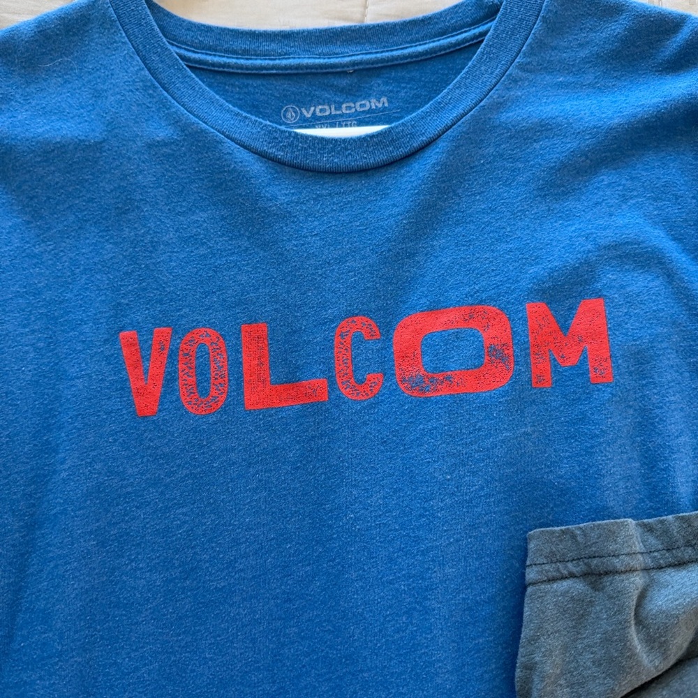 3 tshirts. Volcom and Quiksilver T-Shirts Bundle. All 3 for $15 - Picture 2 of 4